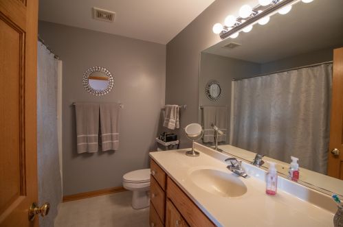 1302 Arneita St, Sycamore IL  60178-1128 exterior