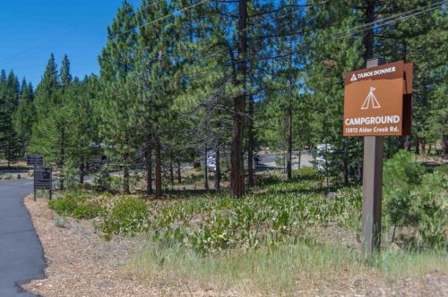 13610 Hillside Dr, Truckee CA  96161-6867 exterior