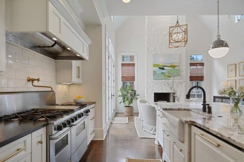 2672 Ellwood Dr, Atlanta GA  30305-3866 exterior