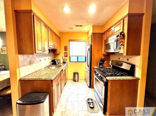 61 Gate House Ln, Edison, NJ 08820-4008