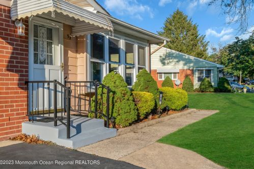 9 Molly Pitcher Ct, Lakehurst, NJ 08759-1567