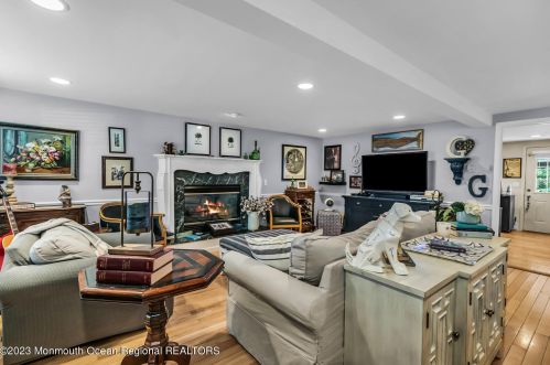 37 Walnut Ave, Tinton Falls NJ 07701-6132 exterior