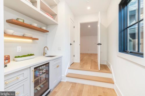 603 Gravers Ln, Philadelphia PA 19118-2806 exterior