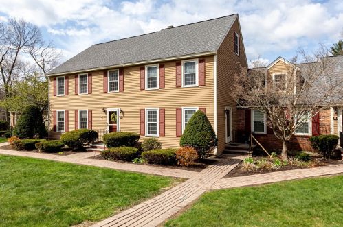 22 Seaver Brook Ln, Plaistow, NH 03865-2553