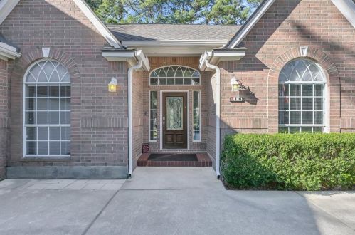 16 Westchester Dr, Conroe TX  77304-1100 exterior