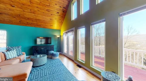 400 Cardinal Dr, Rio WV  26755-6048 exterior