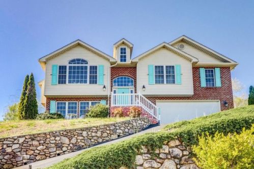 2529 Fountain Ln, Vinton, VA 24179-1575