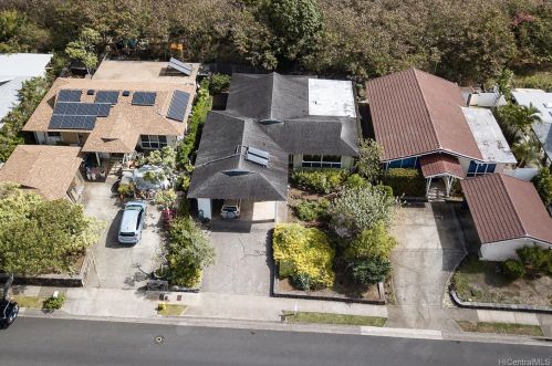 693 Hahaione St, Honolulu, HI 96825-1032