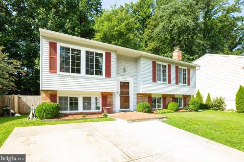 8483 Summer Breeze Ln, Springfield, VA 22153-2516