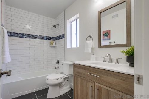 1376 Darwin Dr, Oceanside CA  92056-6618 exterior