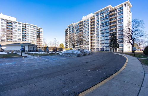 8801 Golf Rd, Niles IL  60714-5709 exterior