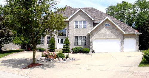 357 Carey Ct, Hanover Park, IL 60108-8805