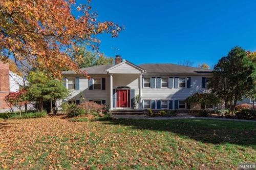 251 Sollas Ct, Ridgewood, NJ 07450-2815