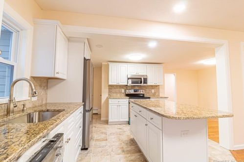 6 Indian Wood Rd, Niantic CT  06357-1021 exterior