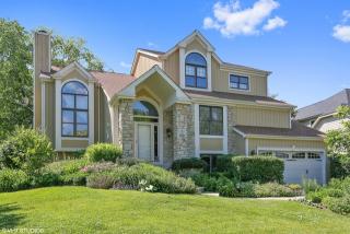 6321 Bobby Jones Ln, Downers Grove, IL 60517-5403