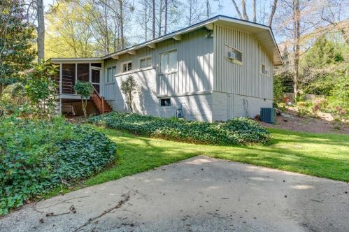 6227 Hunting Creek Rd, Atlanta GA  30328-3322 exterior