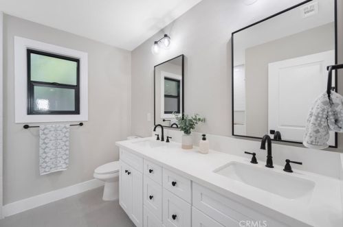 14942 Camarillo St, Van Nuys CA  91403-2004 exterior