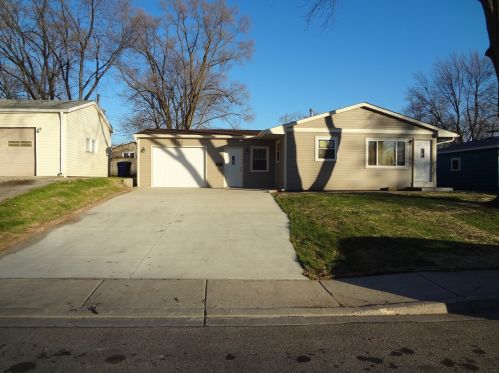 743 Houston Dr, Carpentersville, IL 60110-1517