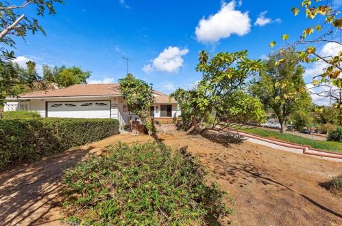 11139 Western Hills Dr, Riverside, CA 92505-2139