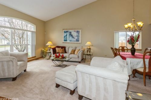 2513 Red Oak Dr, Plainfield, IL 60586-2528