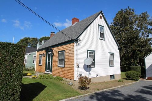 11 Cummings Rd, Middletown, RI 02840-1710