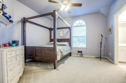 2561 Grn Oak Dr, Carrollton TX 75010-4221 exterior