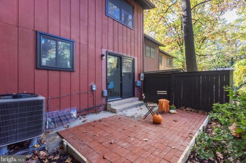 2337 Emerald Heights Ct, Herndon VA  20191-1749 exterior