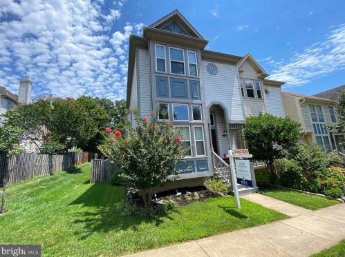 9667 Pierrpont St, Springfield, VA 22015-1866