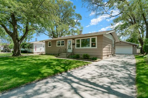 15 Blackhawk Dr, Thornton, IL 60476-1126