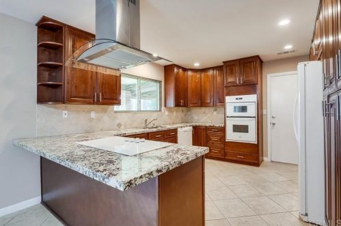 1125 H St, Ramona, CA 92065-2834