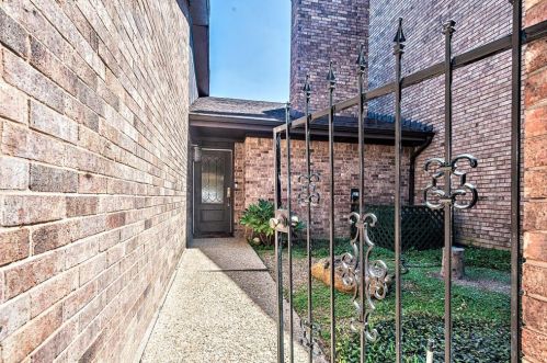 3402 Courtyard Cir, Dallas TX  75234-3759 exterior