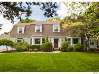 105 Sunnieholme Dr, Fairfield, CT 06824-6653