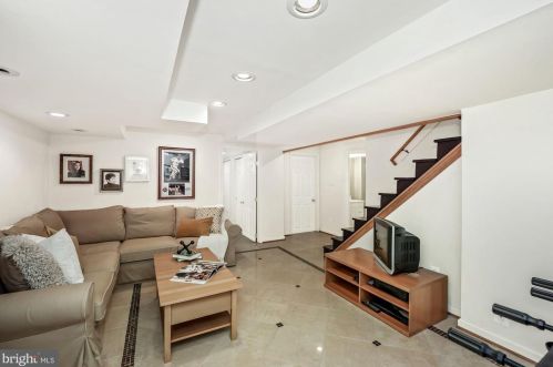 8009 Glenside Dr, Silver Spring MD 20912-7327 exterior