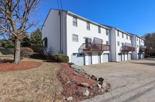 40 Lochmere Ln, Nashua, NH 03063-1552