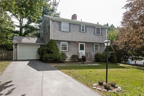 17 Longmeadow Ave, Middletown, RI 02842-5226