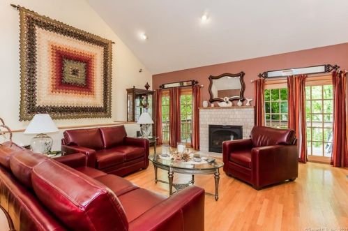 29 Stantack Rd, Middletown, CT 06457-2320
