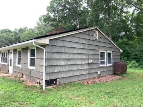 89 Meeting House Ln, Gales Ferry, CT 06339-1724