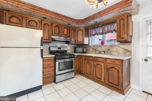 2404 9 St, Philadelphia PA 19133-0016 exterior