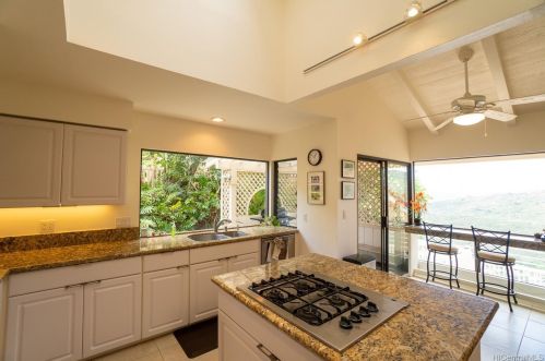 1072 Kaumoku St, Honolulu HI  96825-1306 exterior