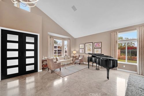 6240 Fox Glen Dr, Anaheim, CA 92807-4070