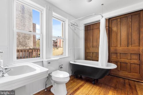 904 10th St, Philadelphia PA 19147-3744 exterior