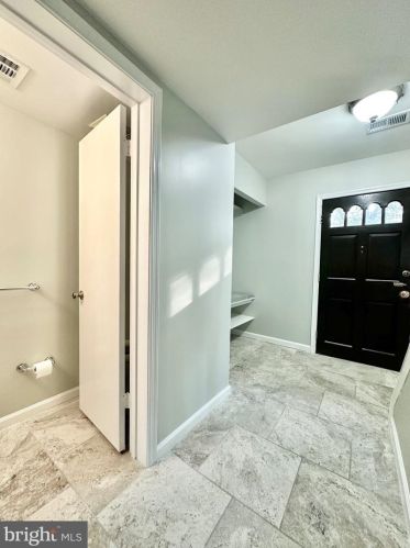 5126 Dahlgreen Pl, Springfield VA  22015-1500 exterior