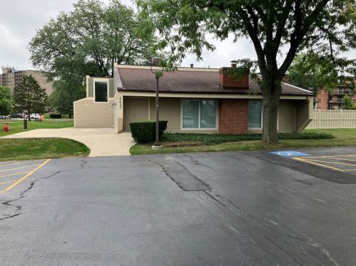6425 Clarendon Hills Rd, Willowbrook IL  60527-2149 exterior