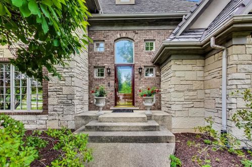 6972 Fieldstone Dr, Willowbrook IL  60527-6969 exterior