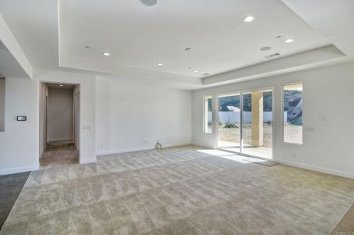 1833 Sugarbush Dr, Vista CA 92084 exterior