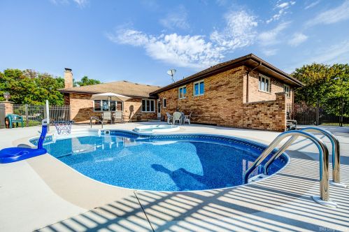 331 Ridgemoor Dr, Willowbrook IL  60527-5419 exterior