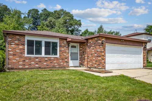 1052 Fulton Dr, Streamwood, IL 60107-2805