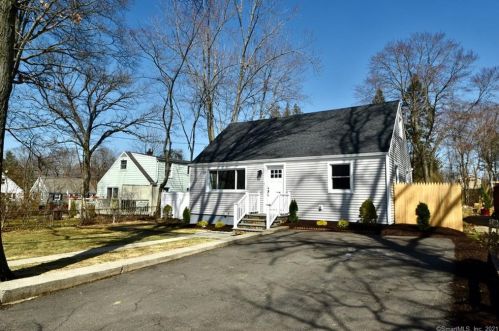 6 Tracey St, Norwalk, CT 06850-2539