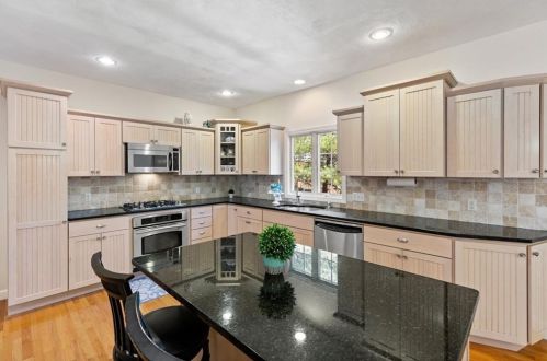 8 Logan Dr, Lincoln, RI 02865-1349