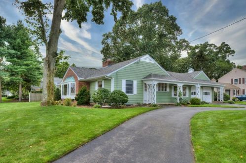 271 Squantum Dr, Warwick, RI 02888-5230